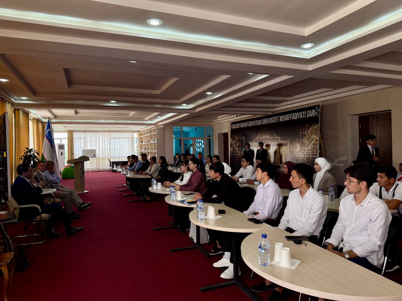 Во второй день тренинга участники под руководством тренера Рене Фалькнера углубляют знания и развивают навыки эффективного использования платформ для фактчекинга.